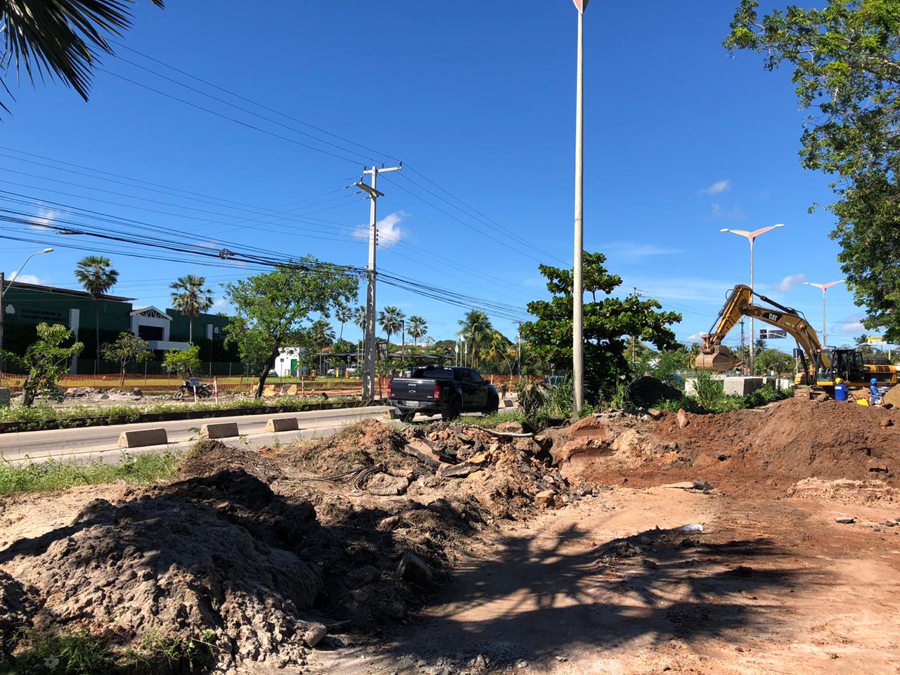 fotos mostra uma escavadeira na avenida